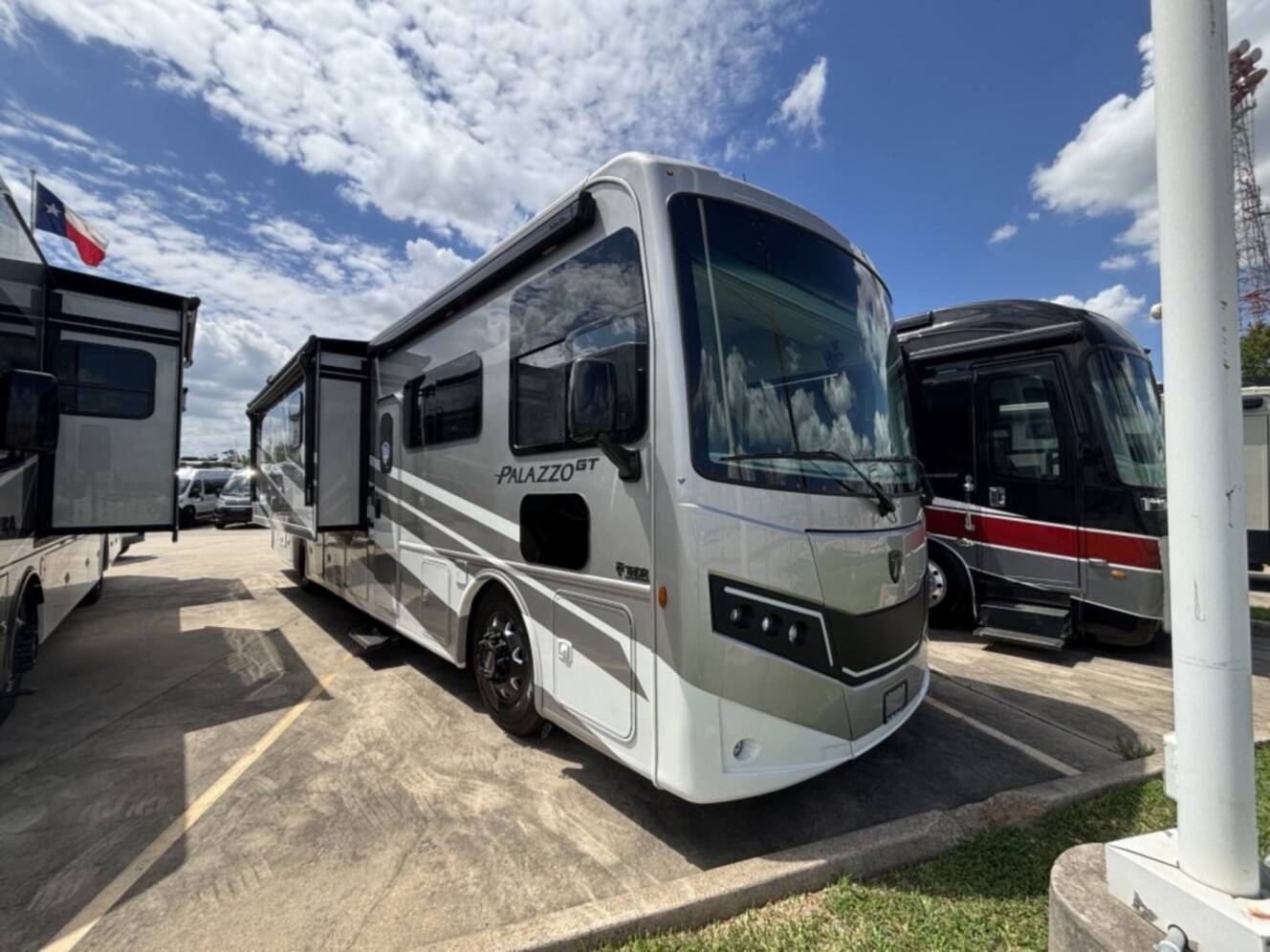 A photo of this 2026 Thor Motor Coach PALAZZO GT 37.4