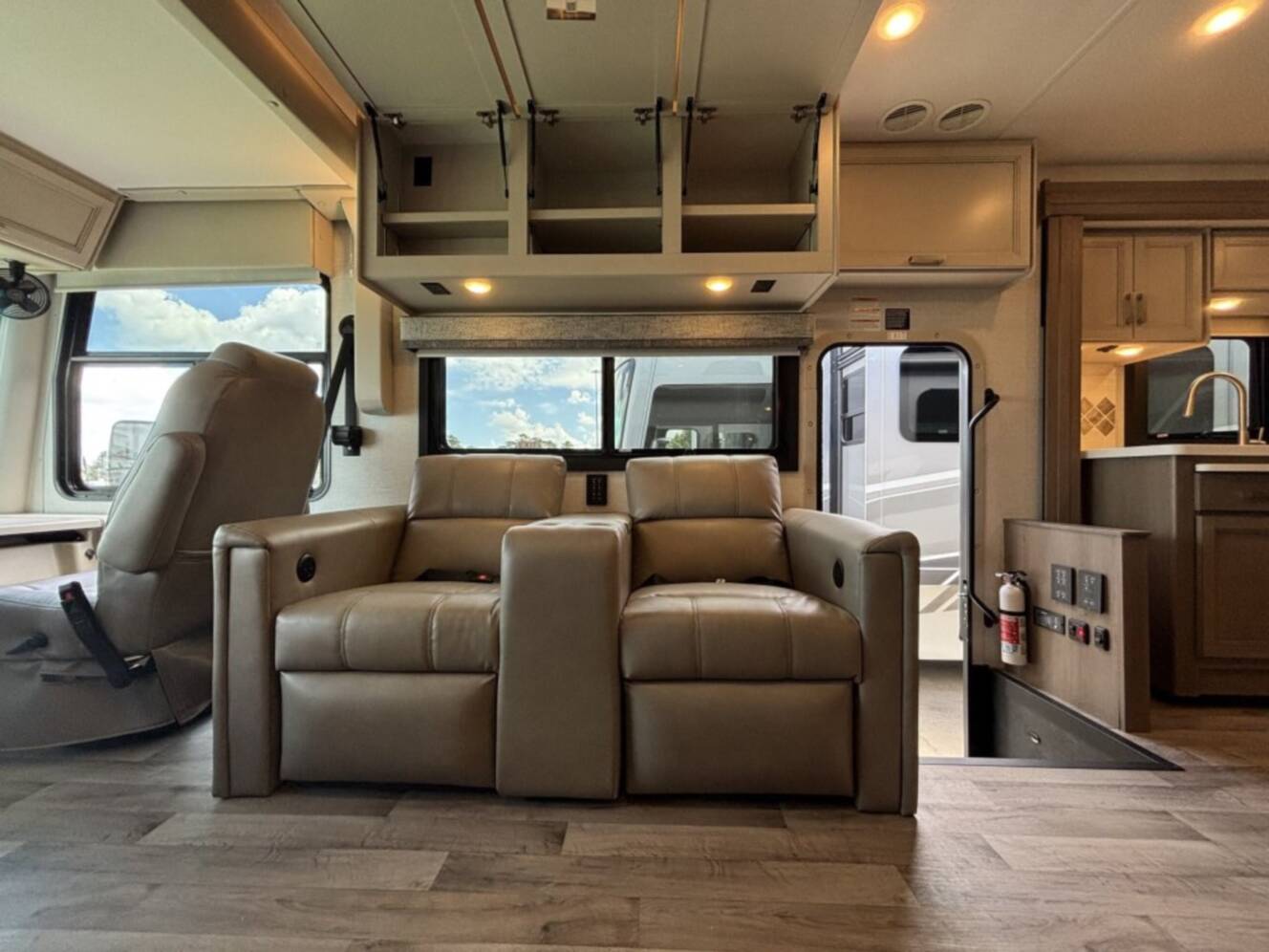 A photo of this 2026 Thor Motor Coach PALAZZO GT 37.4