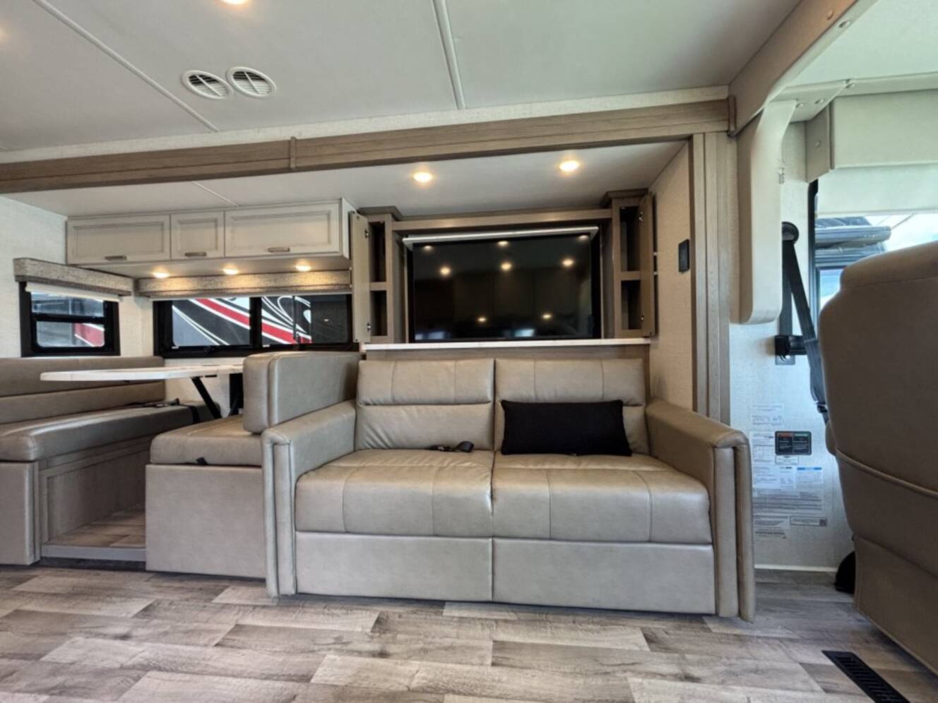 A photo of this 2026 Thor Motor Coach PALAZZO GT 37.4