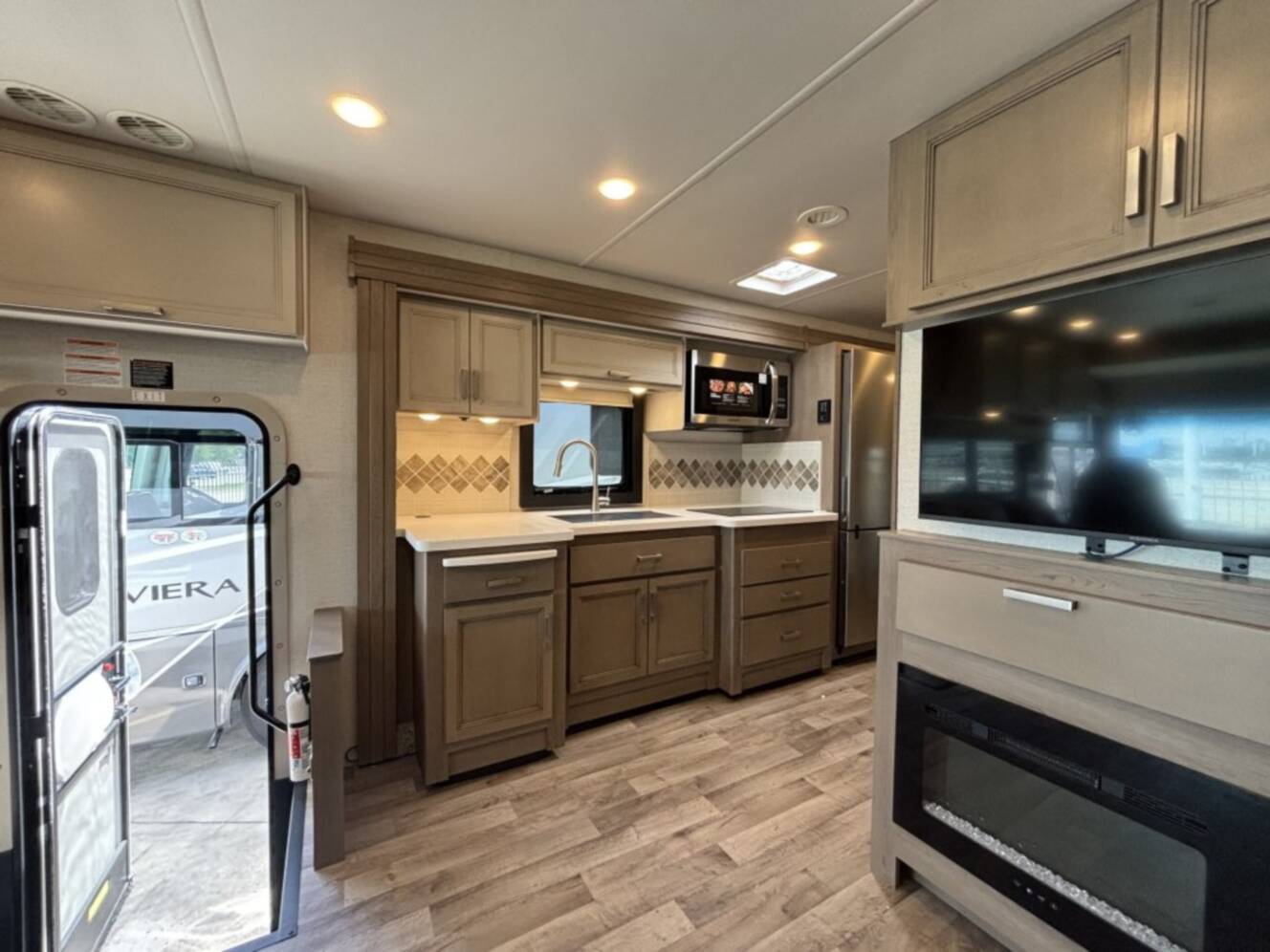 A photo of this 2026 Thor Motor Coach PALAZZO GT 37.4