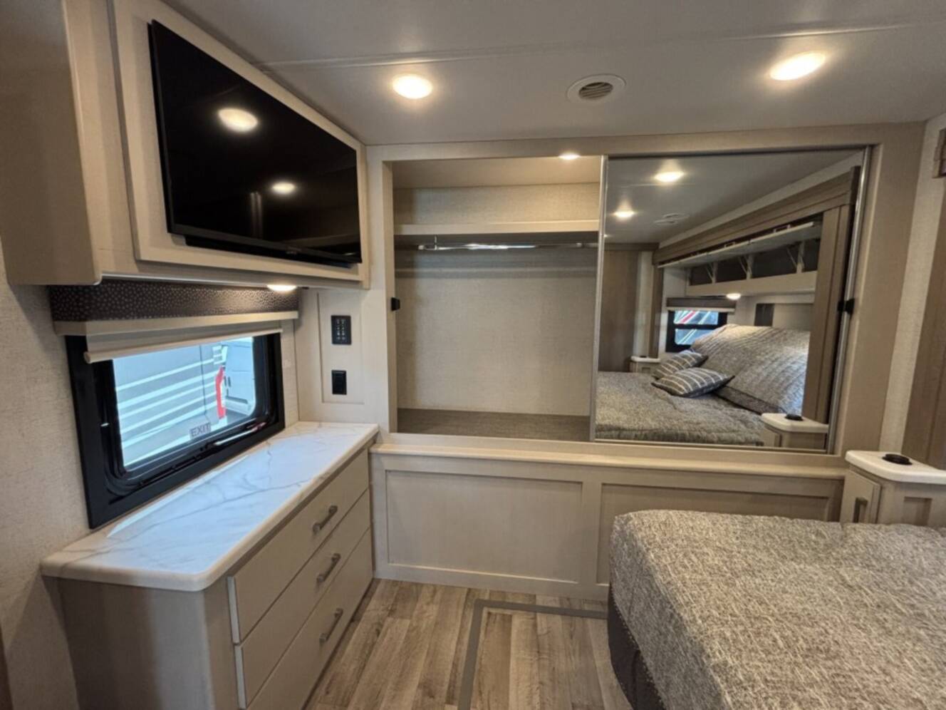 A photo of this 2026 Thor Motor Coach PALAZZO GT 37.4