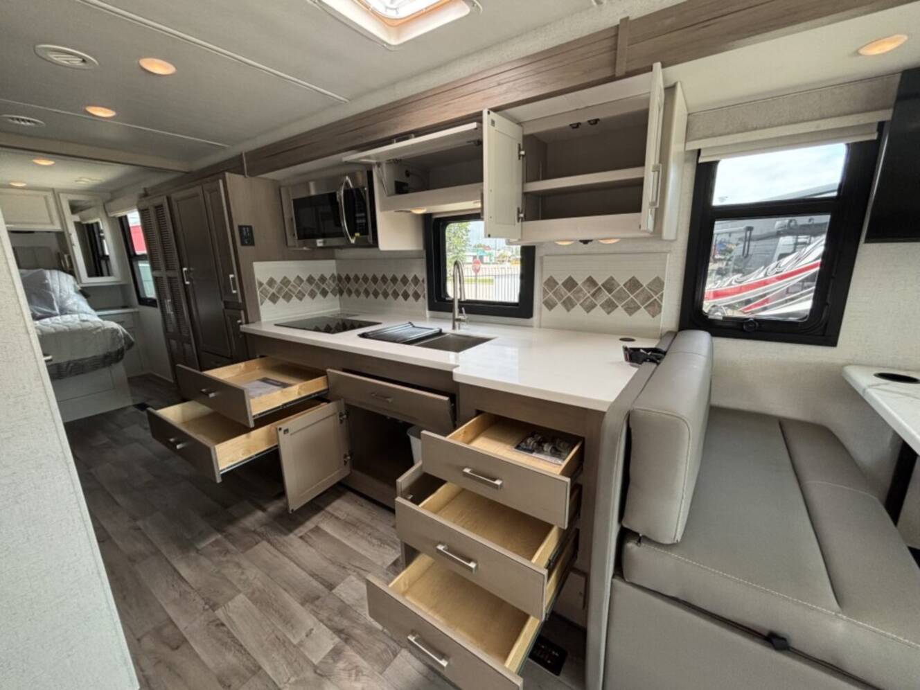 A photo of this 2026 Thor Motor Coach PALAZZO GT 33.6