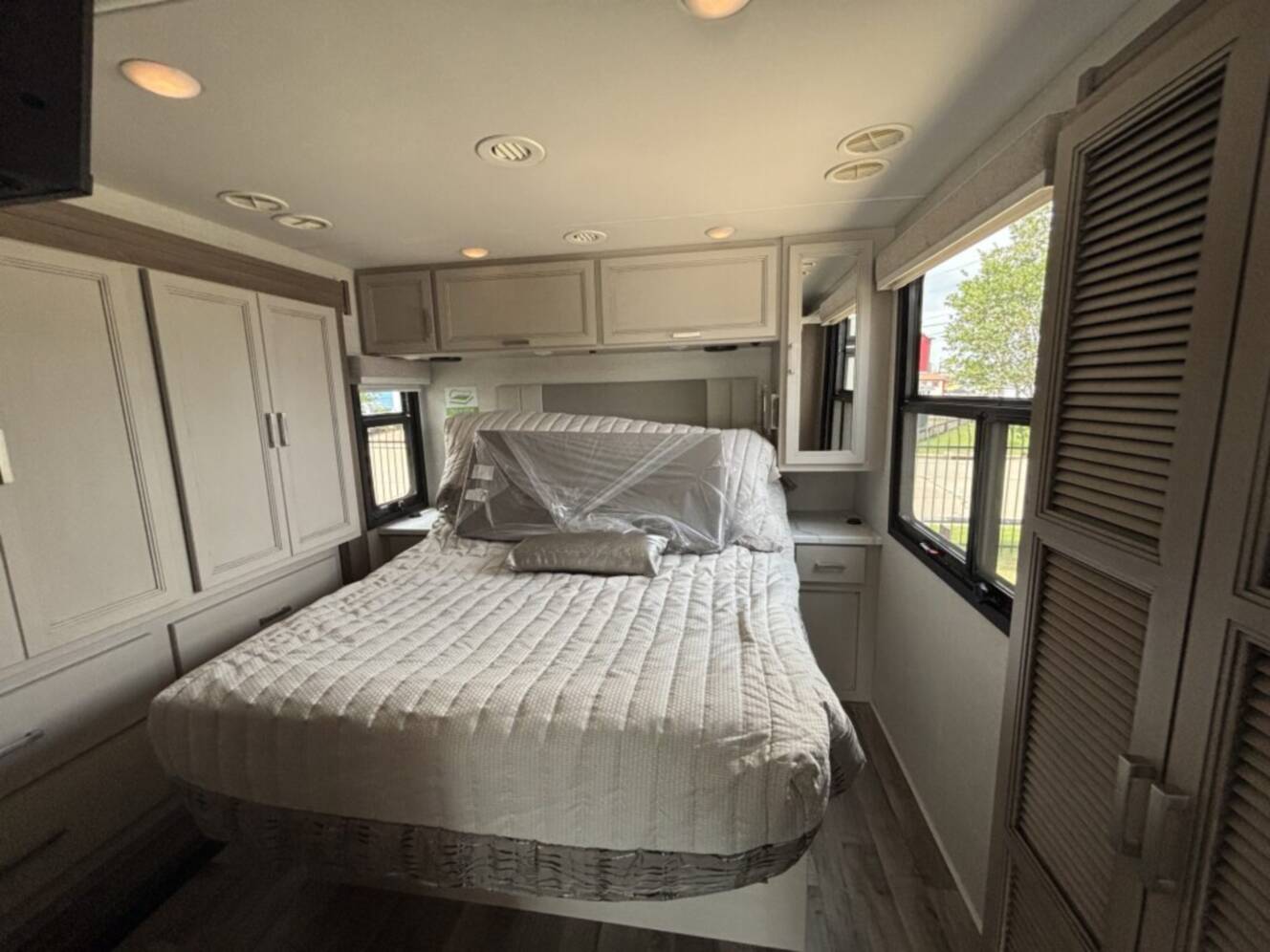 A photo of this 2026 Thor Motor Coach PALAZZO GT 33.6