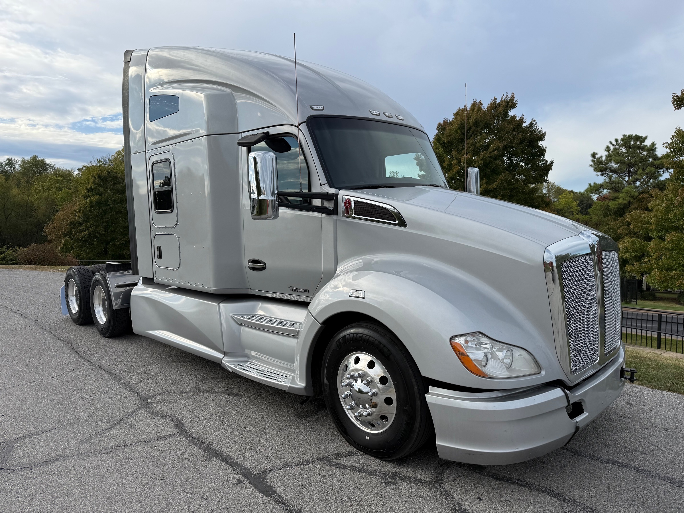 2021 KENWORTH T680 in Springfield, MO