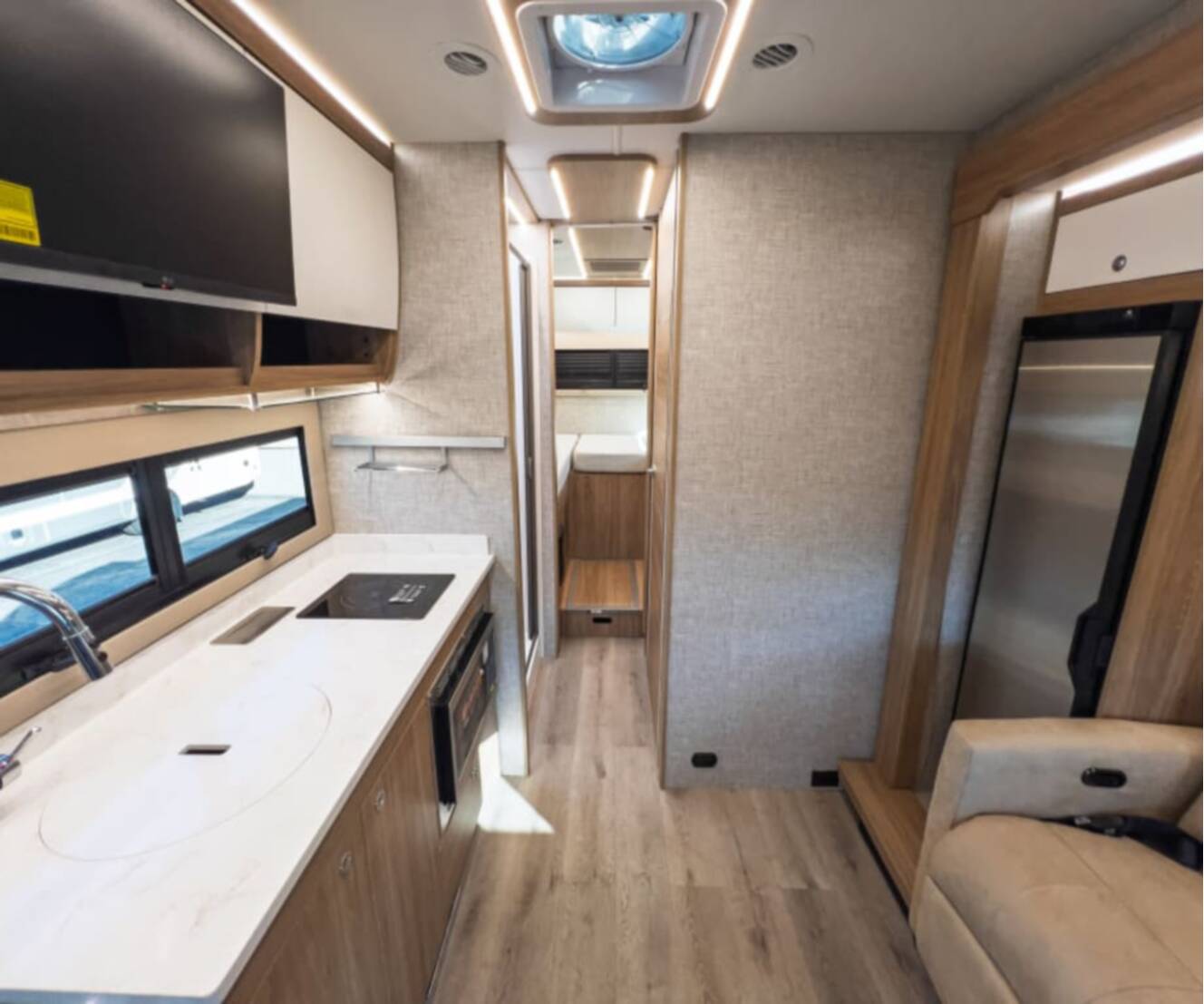A photo of this 2027 Tiffin WAYFARER 25XLW