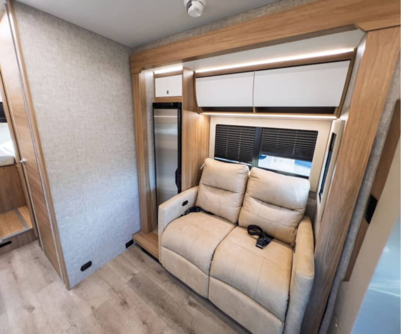 A photo of this 2027 Tiffin WAYFARER 25XLW