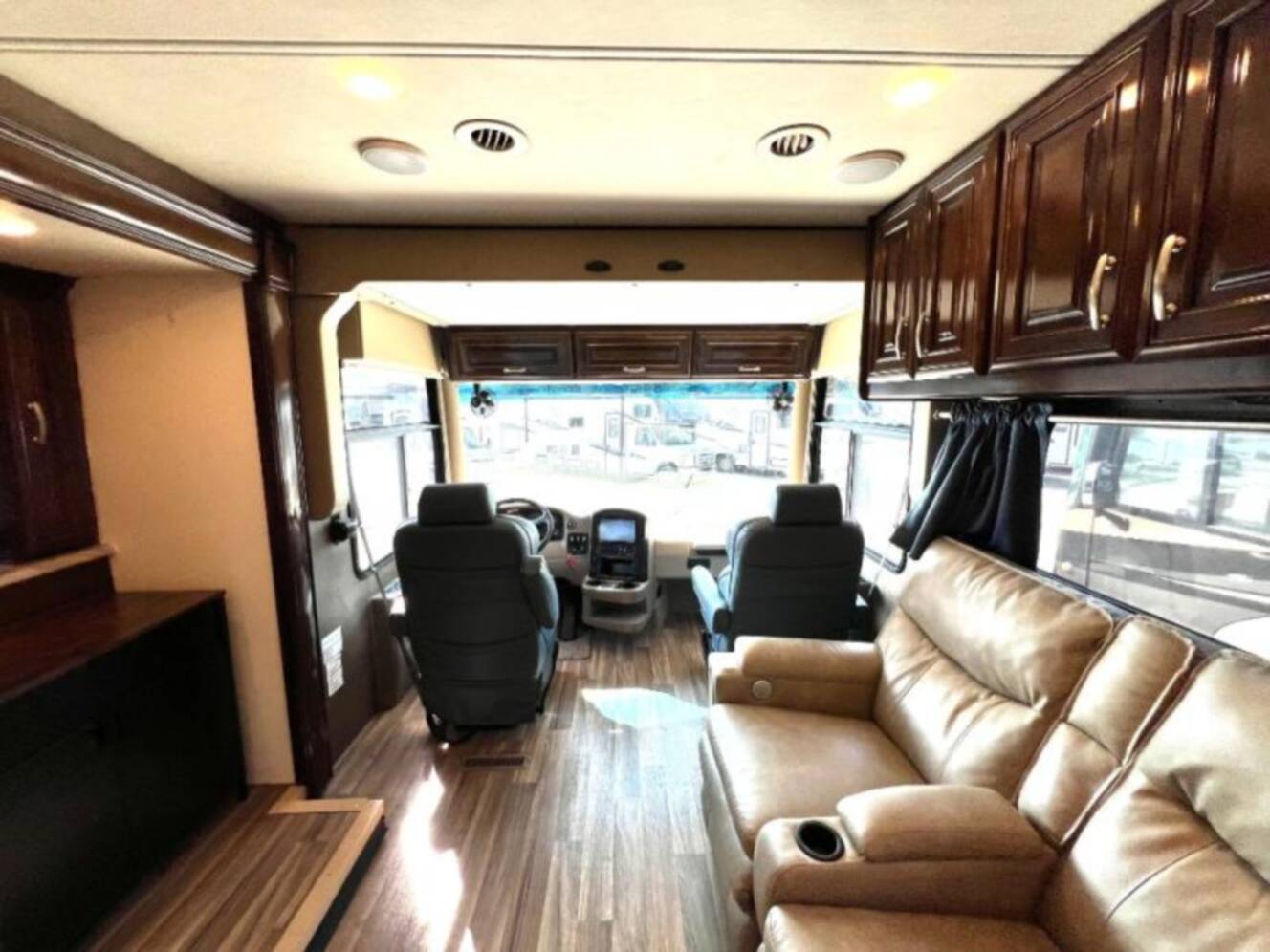 A photo of this 2019 Thor Motor Coach Palazzo 37.4
