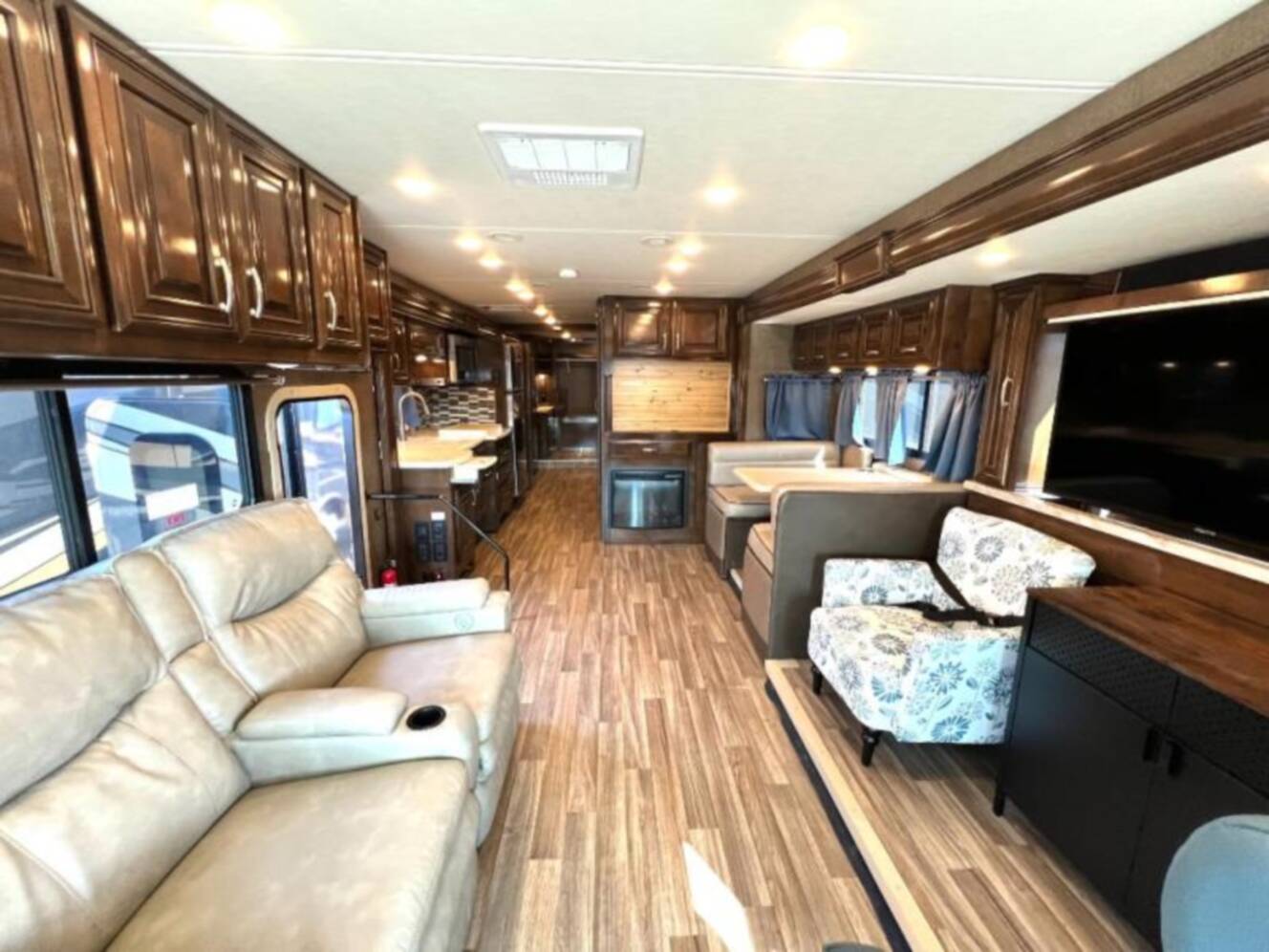 A photo of this 2019 Thor Motor Coach Palazzo 37.4
