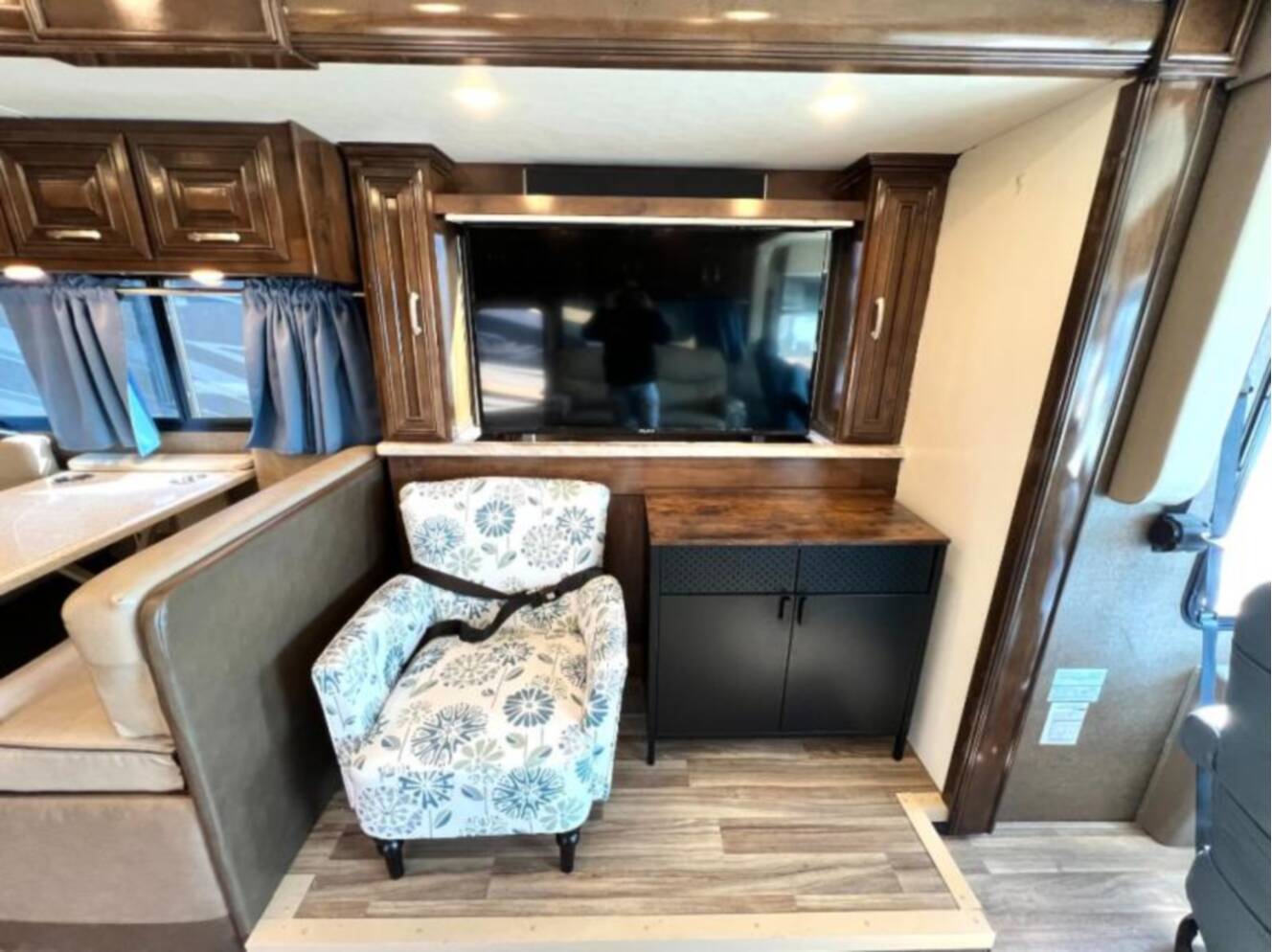 A photo of this 2019 Thor Motor Coach Palazzo 37.4