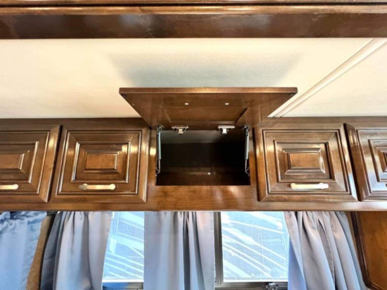 A photo of this 2019 Thor Motor Coach Palazzo 37.4