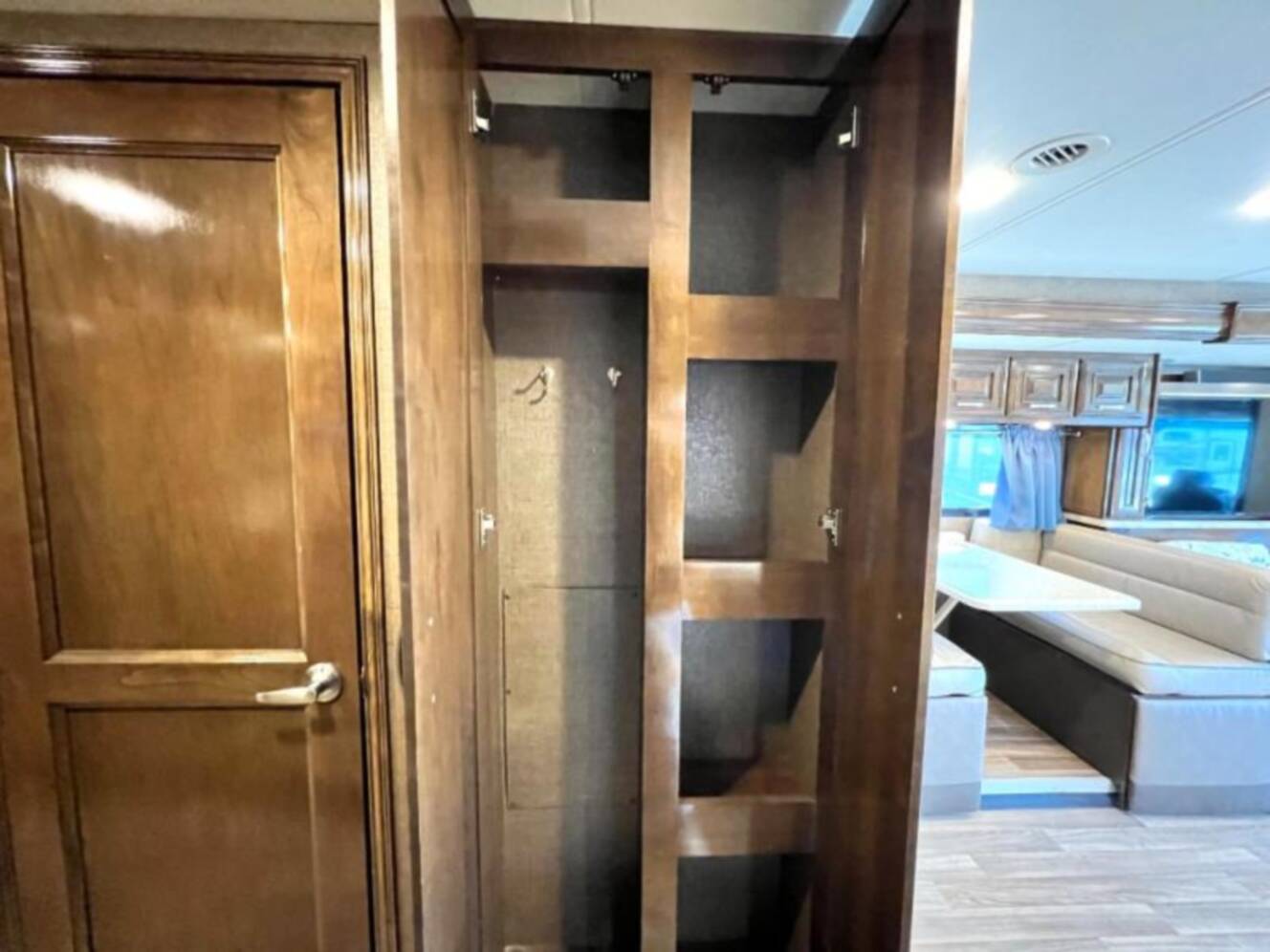 A photo of this 2019 Thor Motor Coach Palazzo 37.4
