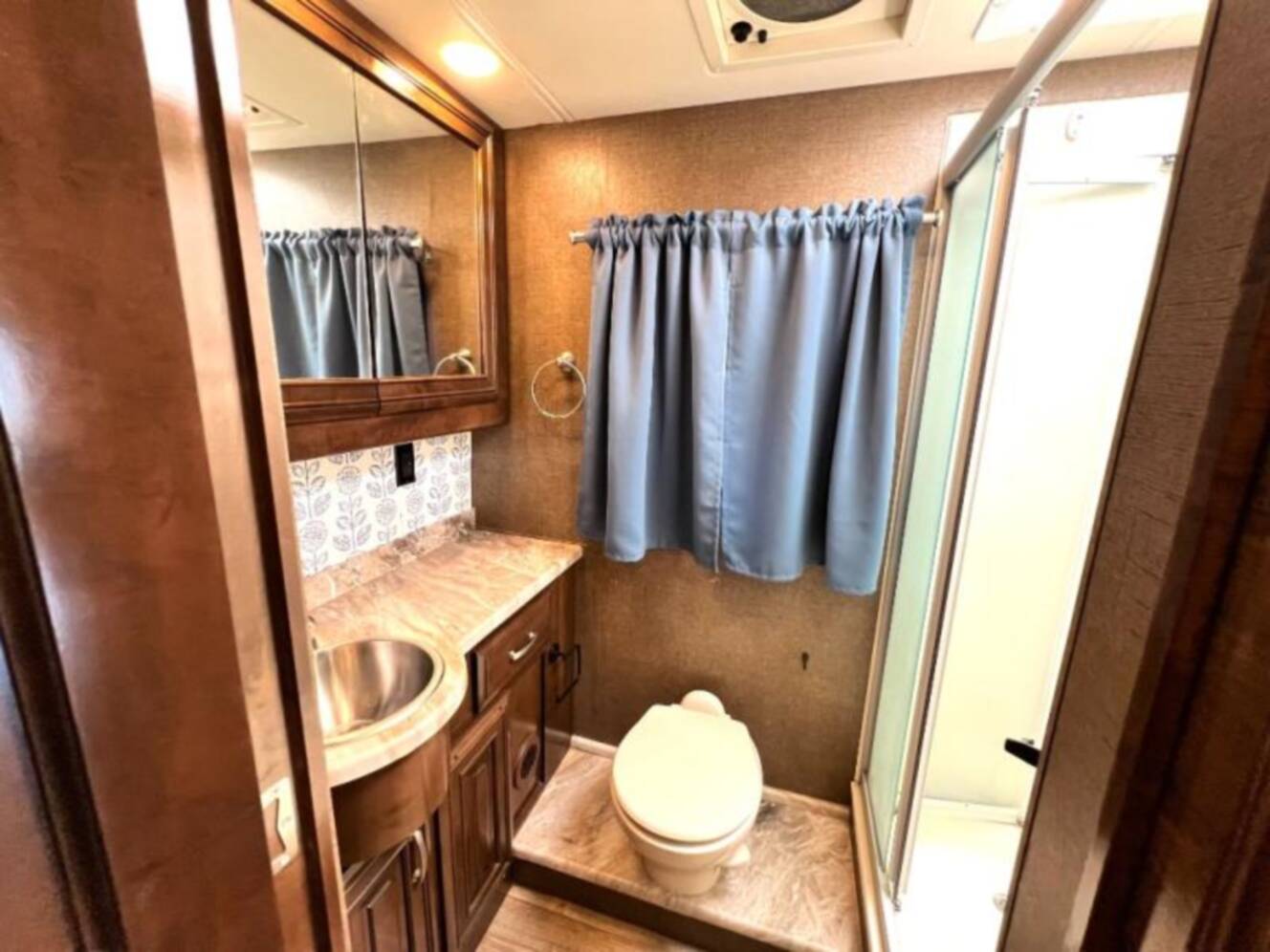 A photo of this 2019 Thor Motor Coach Palazzo 37.4