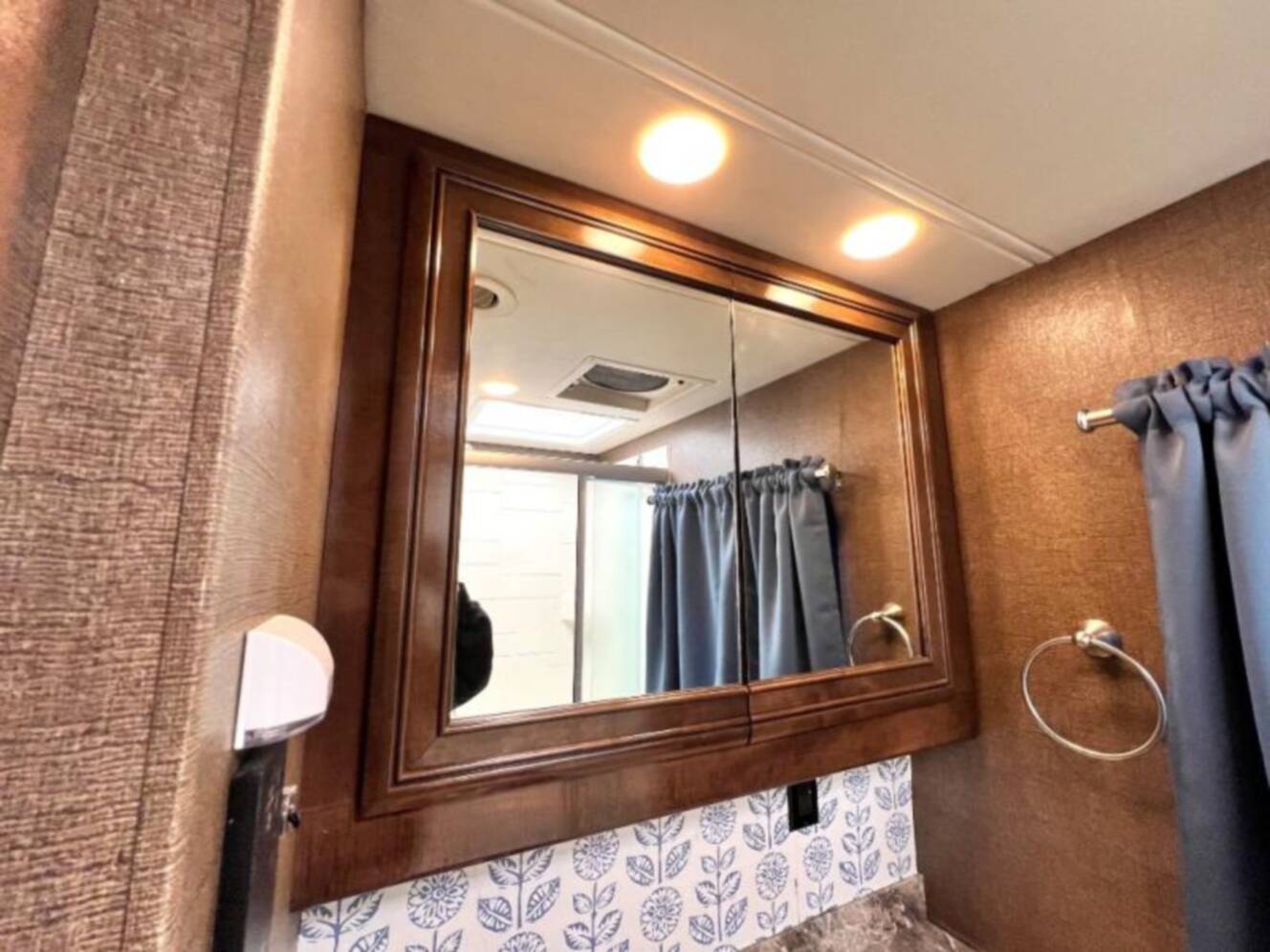 A photo of this 2019 Thor Motor Coach Palazzo 37.4
