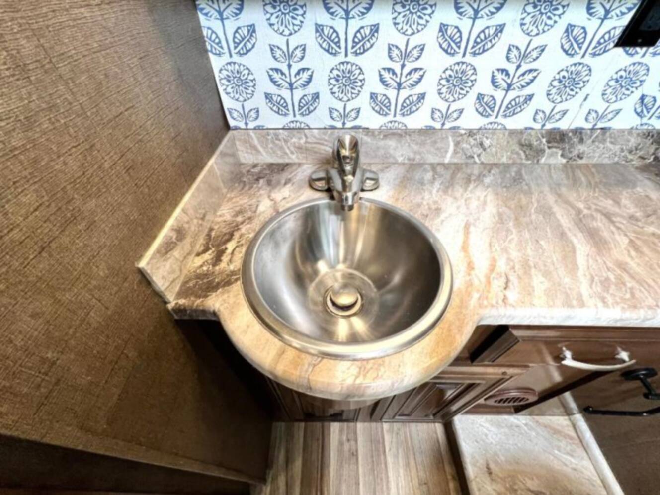 A photo of this 2019 Thor Motor Coach Palazzo 37.4