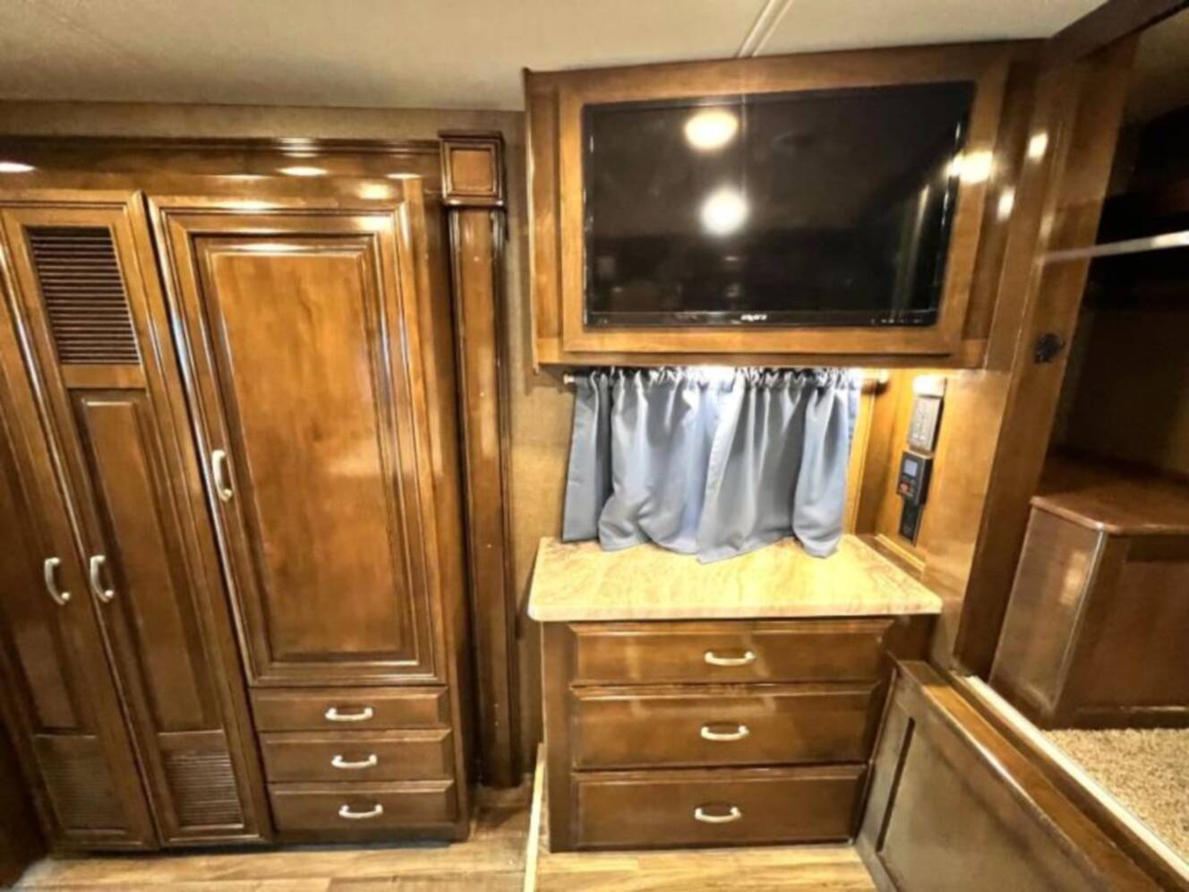 A photo of this 2019 Thor Motor Coach Palazzo 37.4