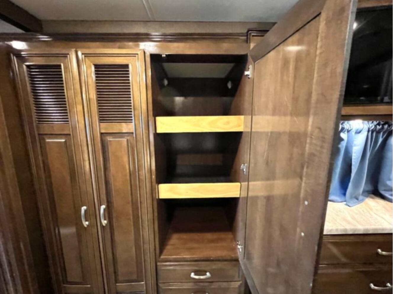 A photo of this 2019 Thor Motor Coach Palazzo 37.4