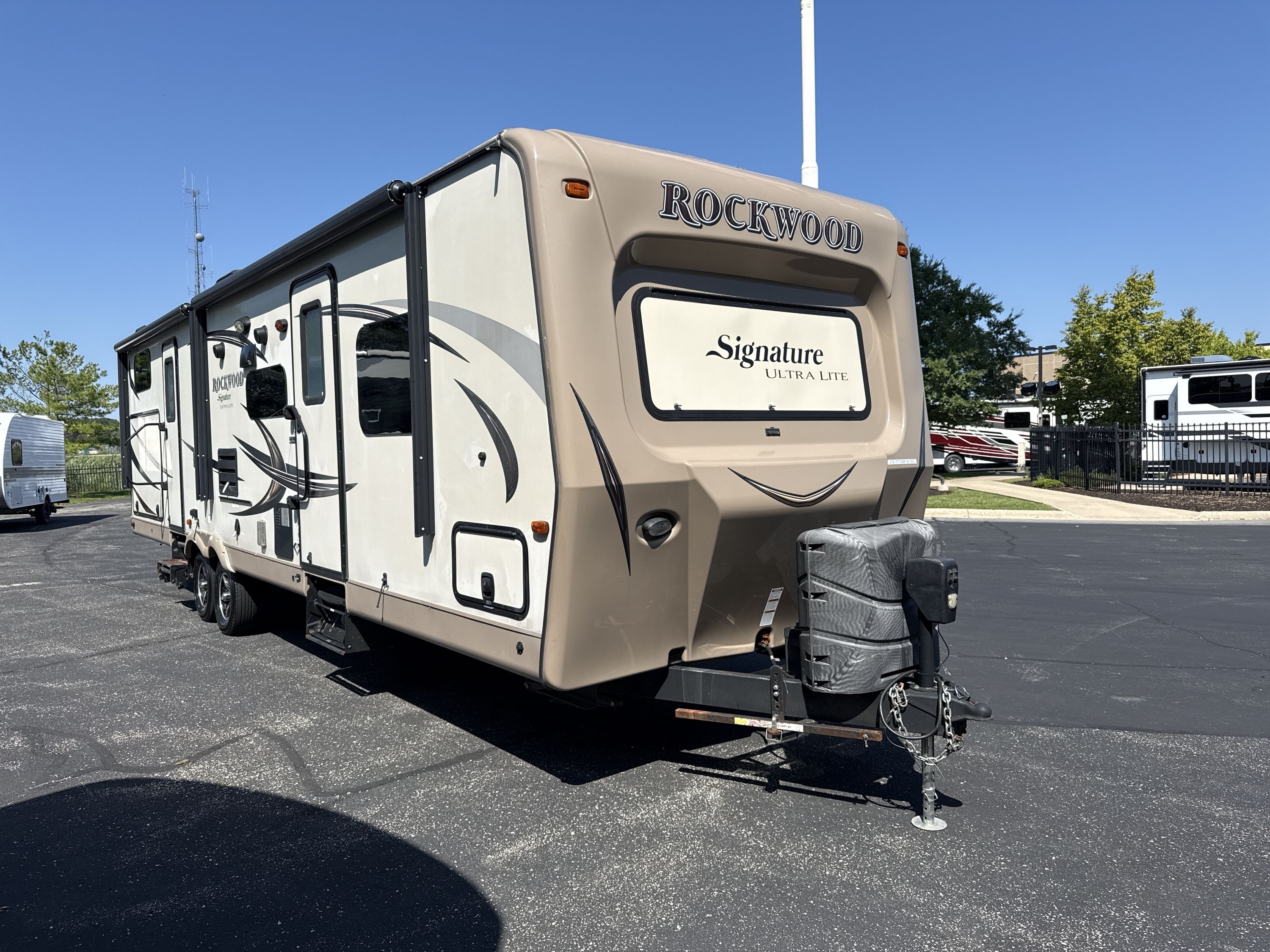 2016 Forest River ROCKWOOD SIGNATURE ULTRA LITE 8312SS in sturtevant WI