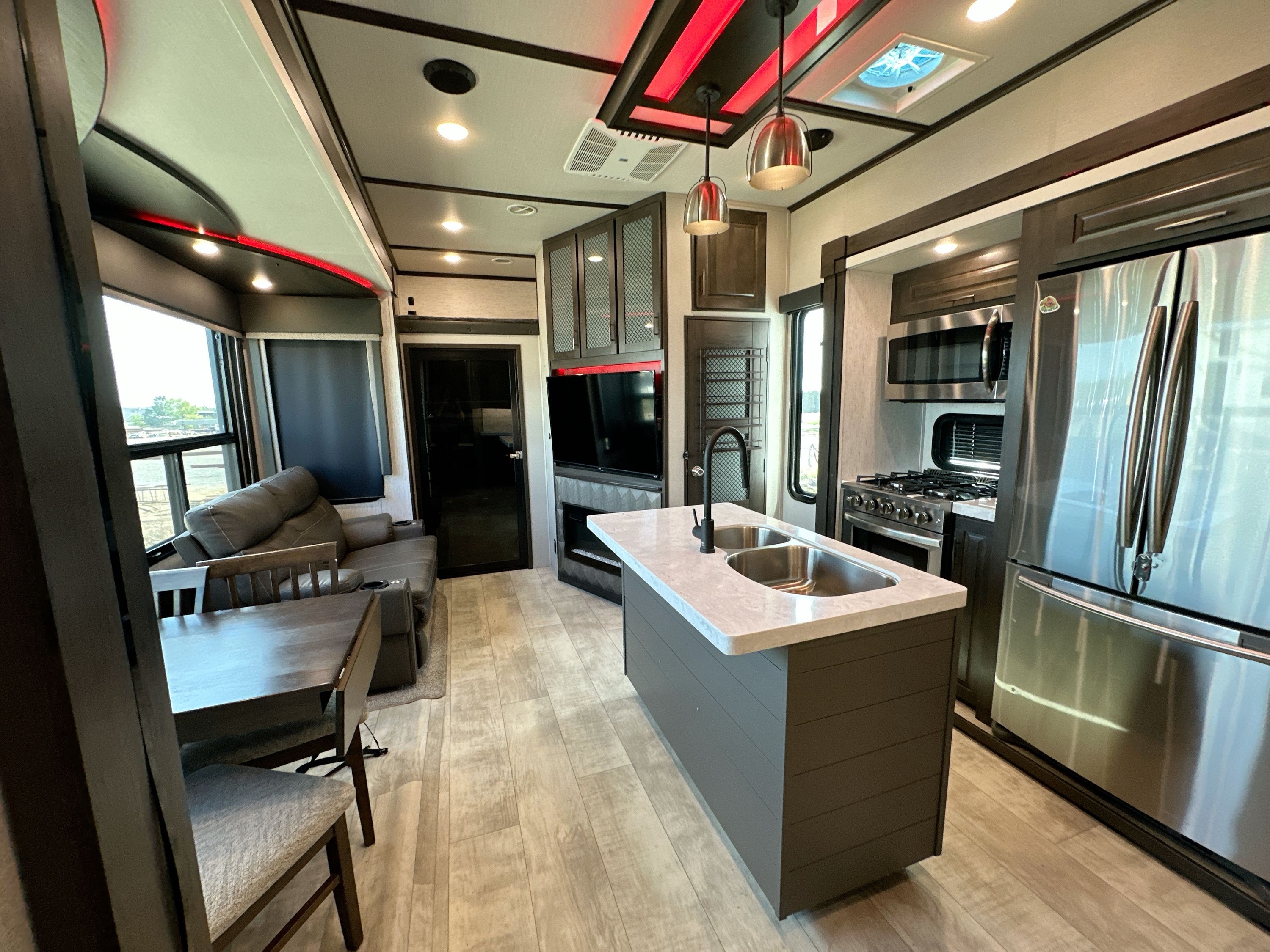 2021 Grand Design MOMENTUM 397TH in poteau OK