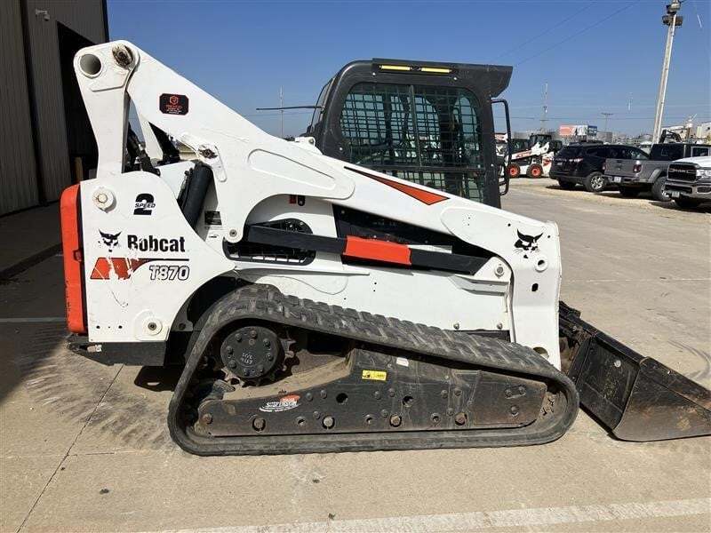 2017 BOBCAT T870 in Farley, IA