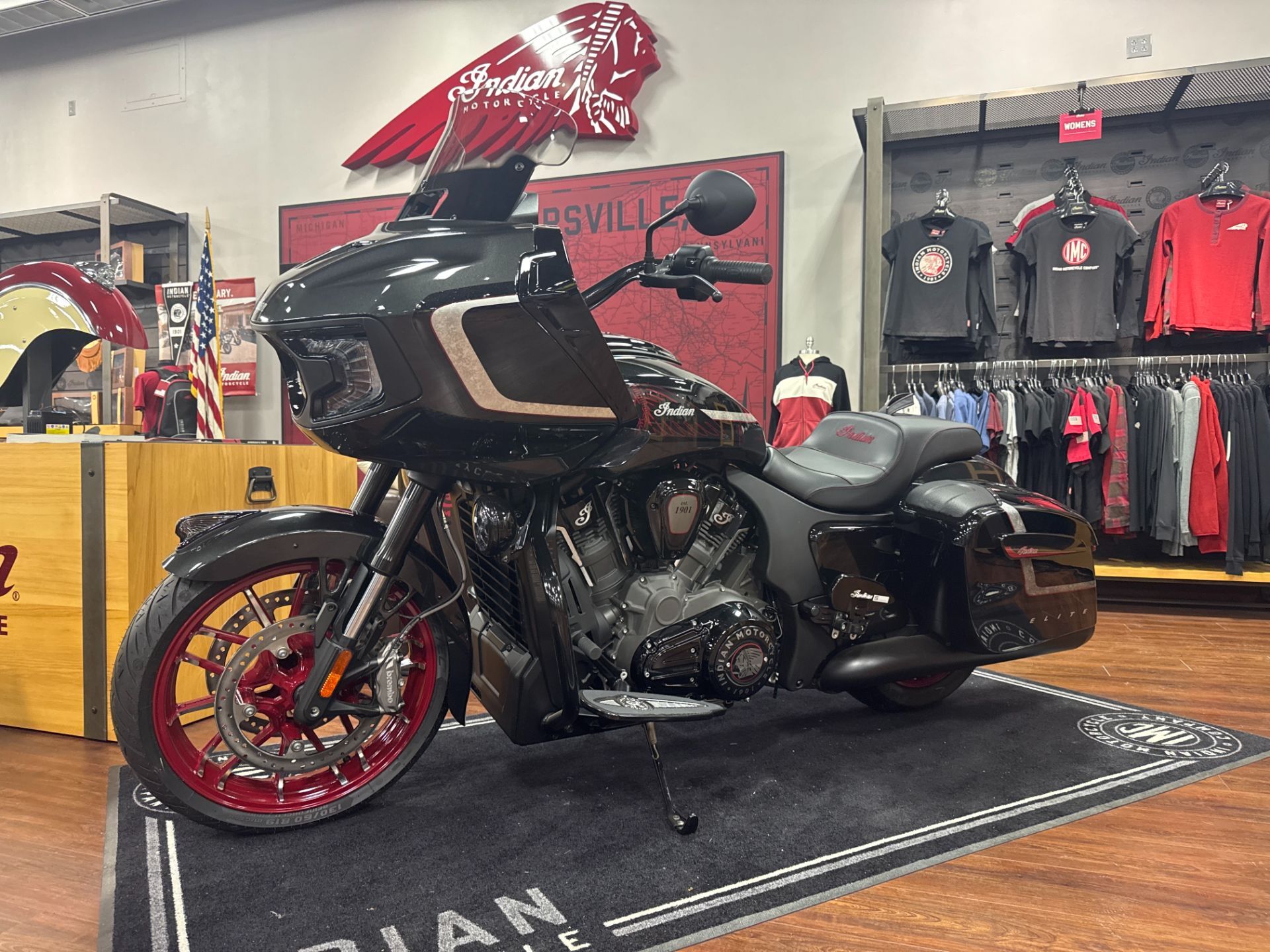 2024 Indian Motorcycle Challenger® Elite ELITE in Saint Clairsville, OH