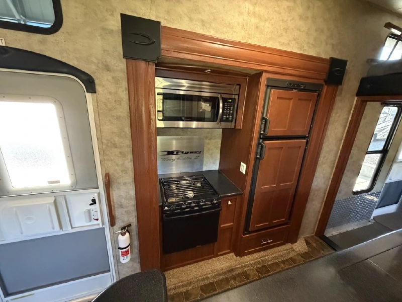 2010 KEYSTONE FUZION 405