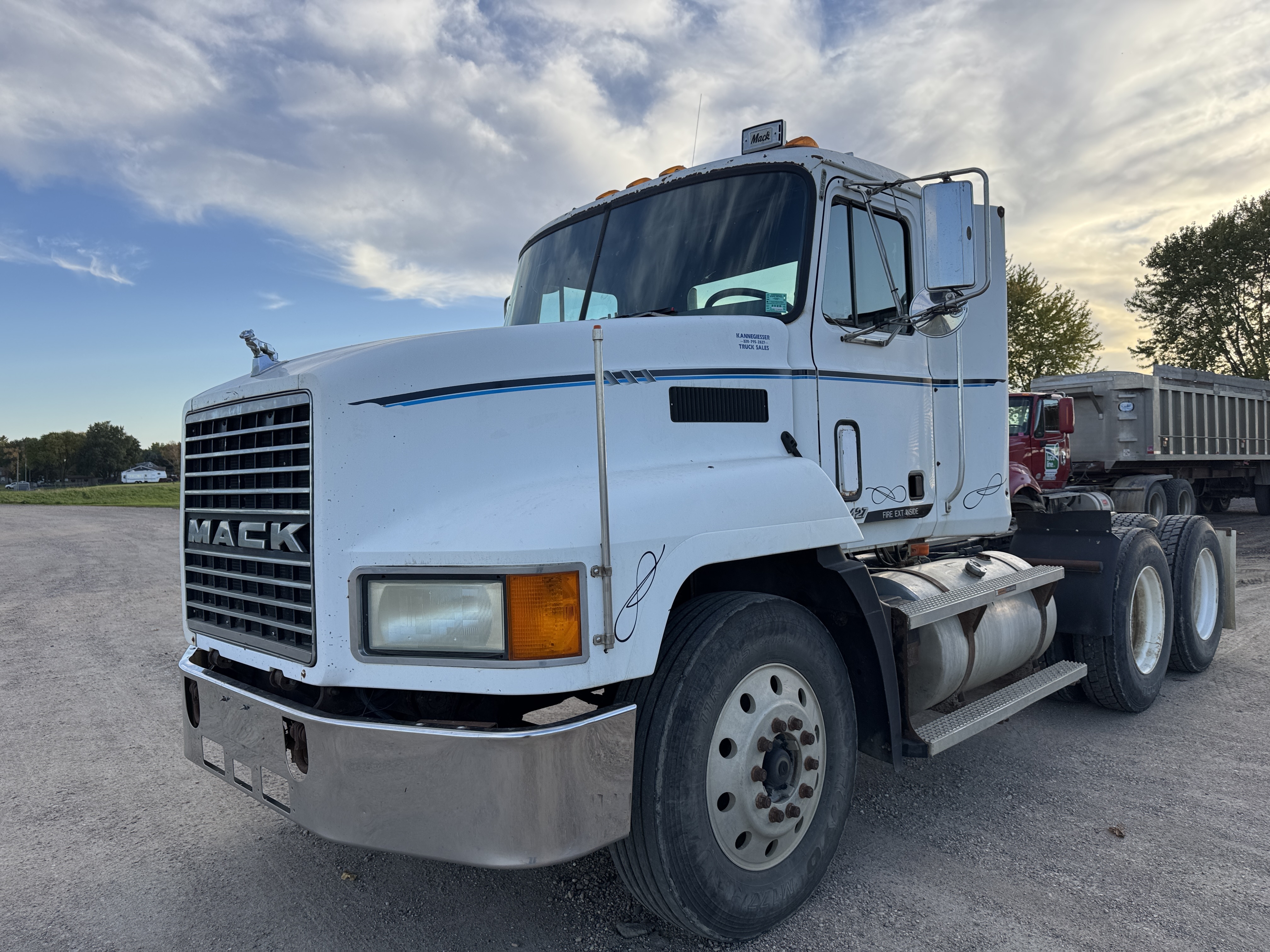 2000 MACK 600 in Hector, MN