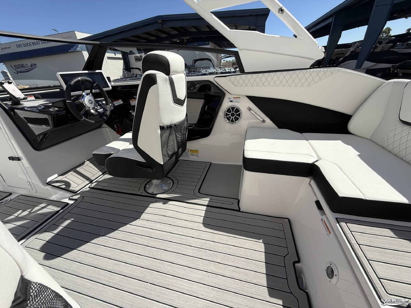 A photo of this 2027 Yamaha Boats 222SE