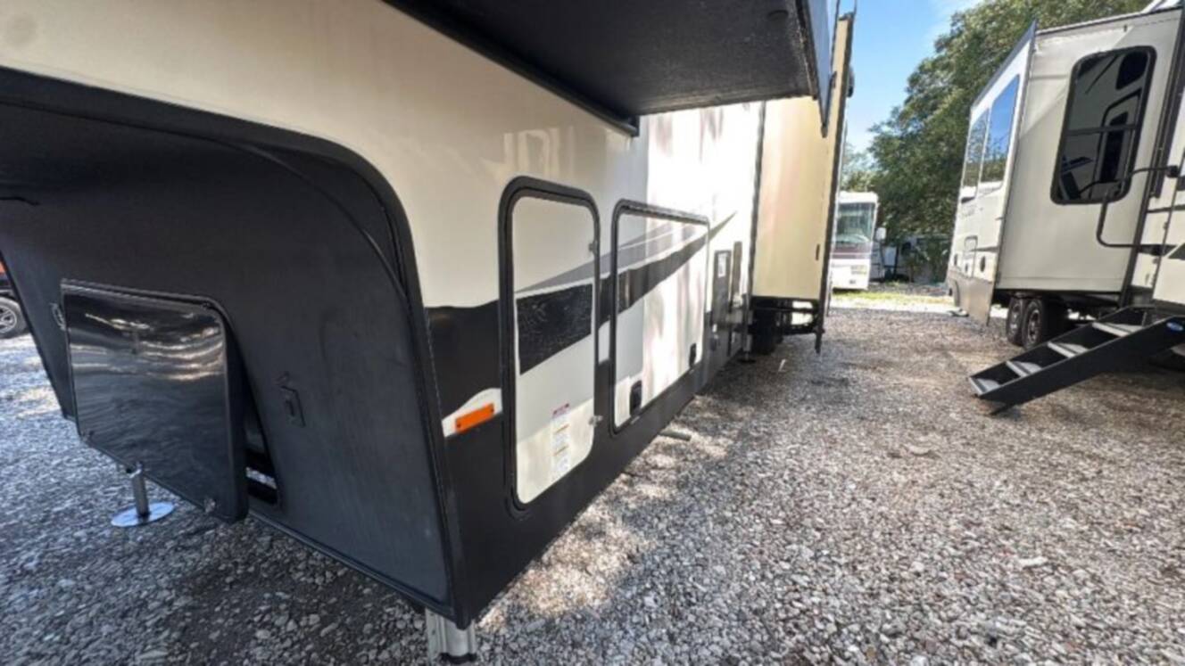 A photo of this 2017 Heartland Road Warrior FW TH 429RW