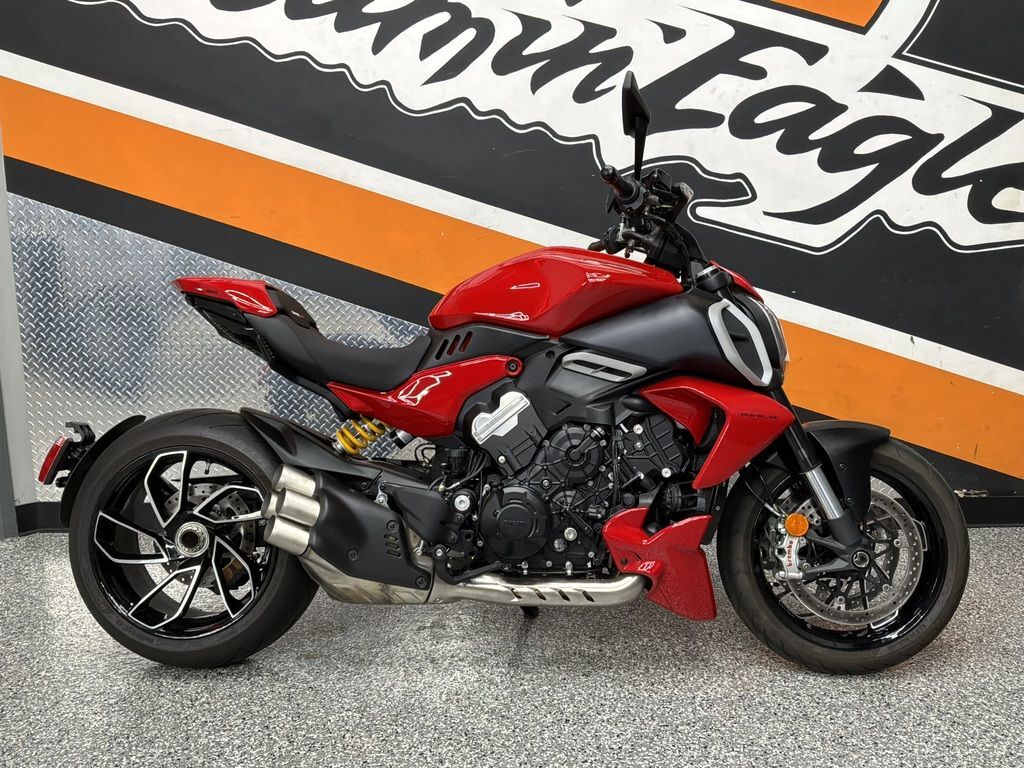 2023 Ducati Diavel V4 Ducati Red V4 in Denver, CO
