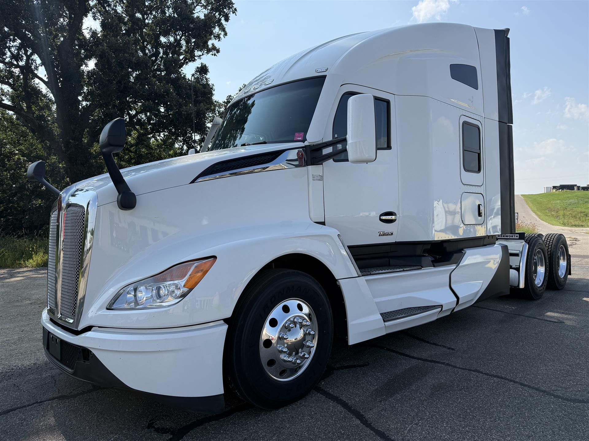 2023 KENWORTH T680 in Rochester, MN