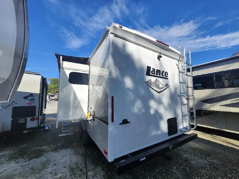 2027 LANCE 1995 TRAVEL TRAILER