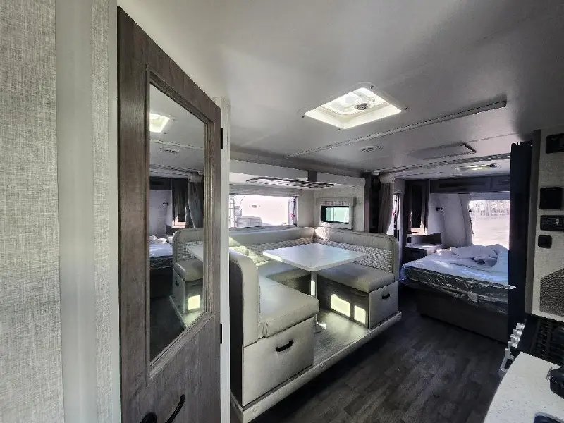 2027 LANCE 1995 TRAVEL TRAILER