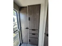 2027 LANCE 1995 TRAVEL TRAILER