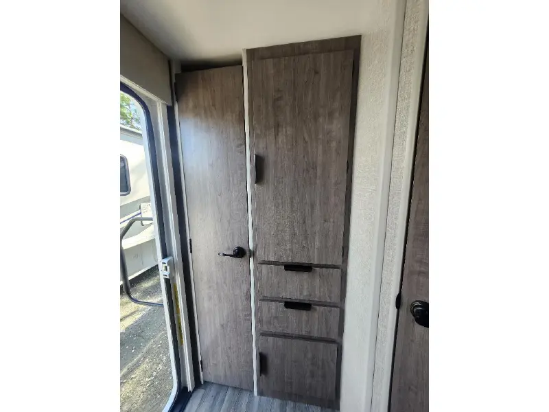 2027 LANCE 1995 TRAVEL TRAILER