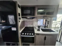2027 LANCE 1995 TRAVEL TRAILER