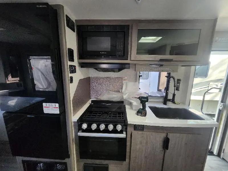 2027 LANCE 1995 TRAVEL TRAILER