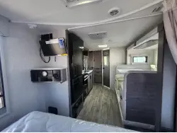 2027 LANCE 1995 TRAVEL TRAILER