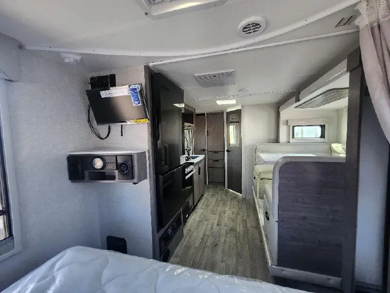 2027 LANCE 1995 TRAVEL TRAILER