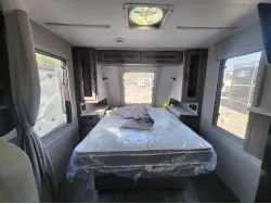 2027 LANCE 1995 TRAVEL TRAILER