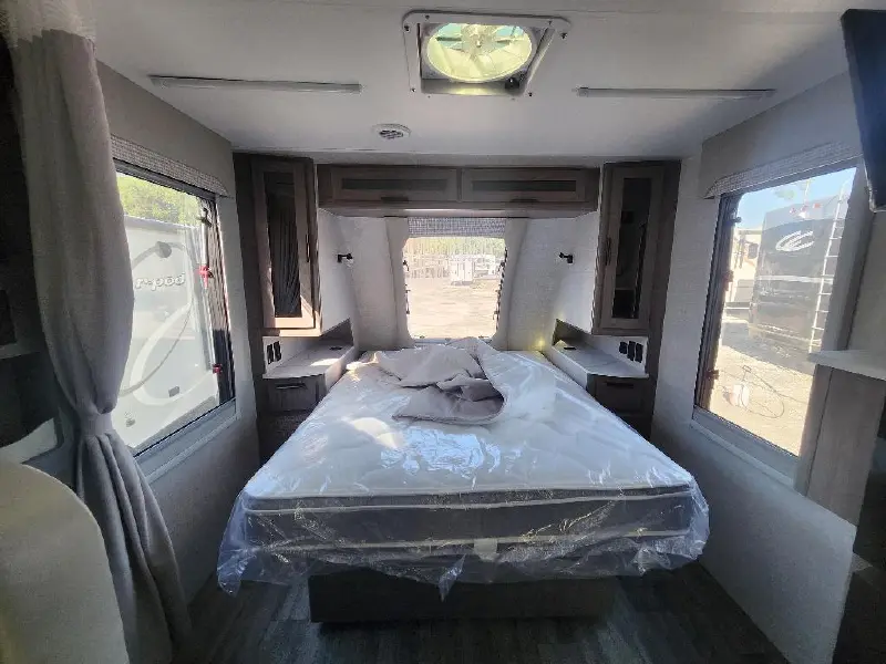 2027 LANCE 1995 TRAVEL TRAILER