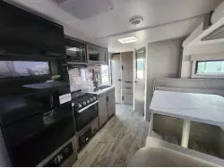 2027 LANCE 1995 TRAVEL TRAILER