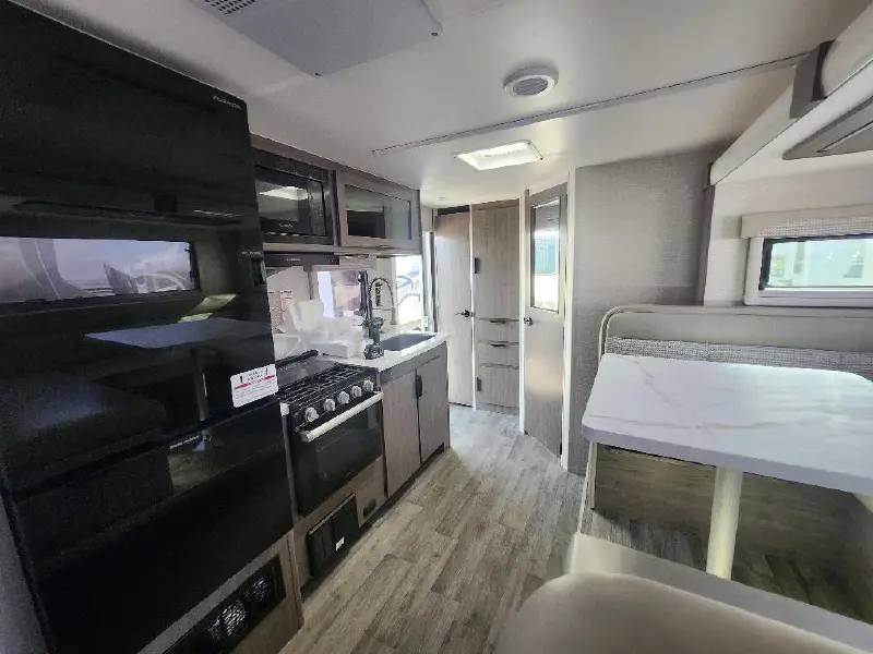 2027 LANCE 1995 TRAVEL TRAILER