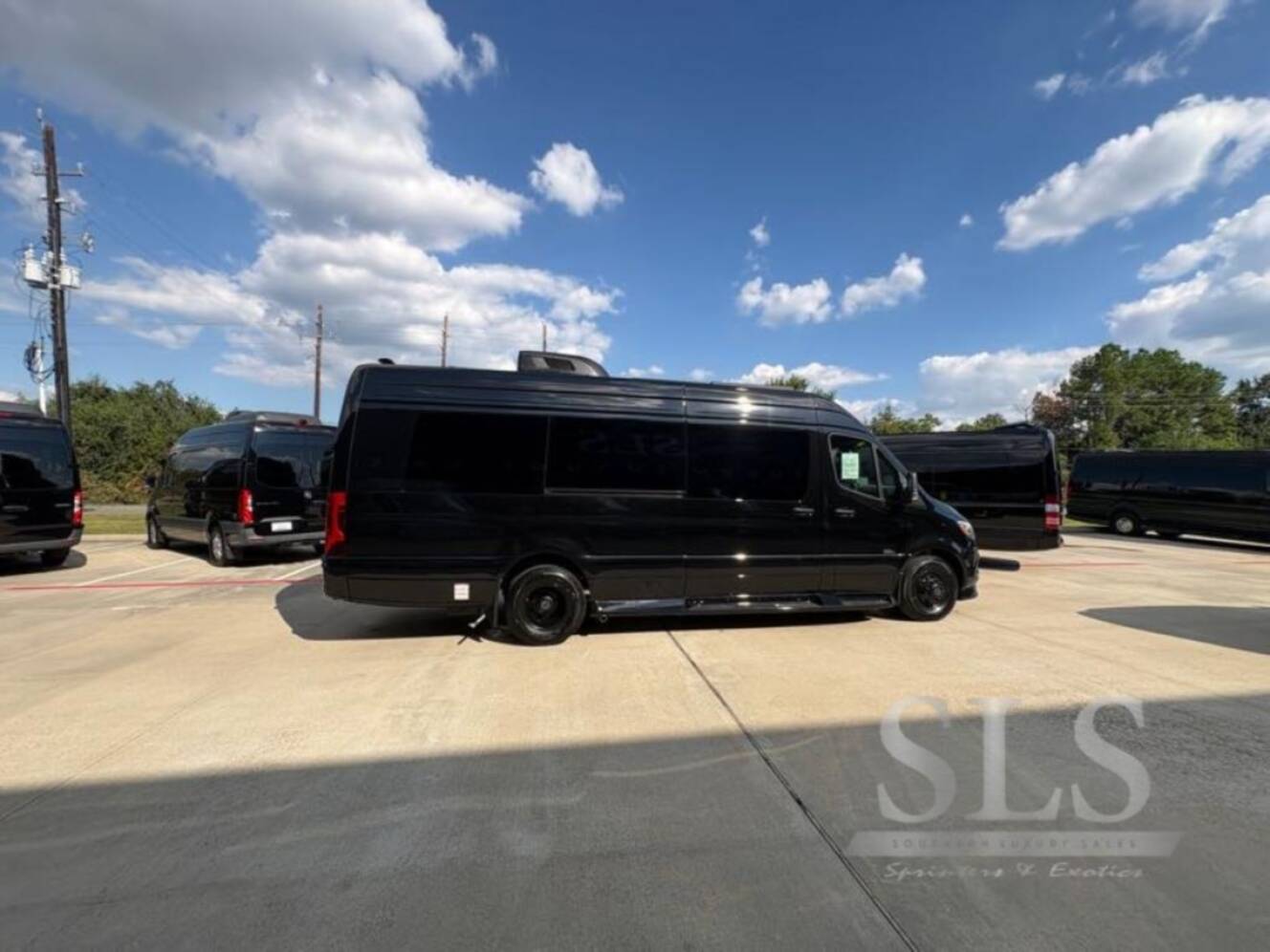 A photo of this 2027 Midwest Automotive Designs Luxe Cruiser D6 Full