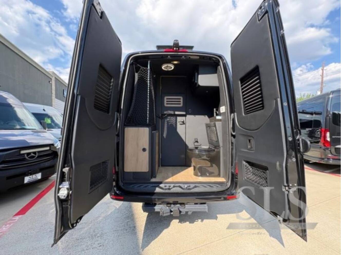A photo of this 2027 Midwest Automotive Designs Luxe Cruiser D6 Full