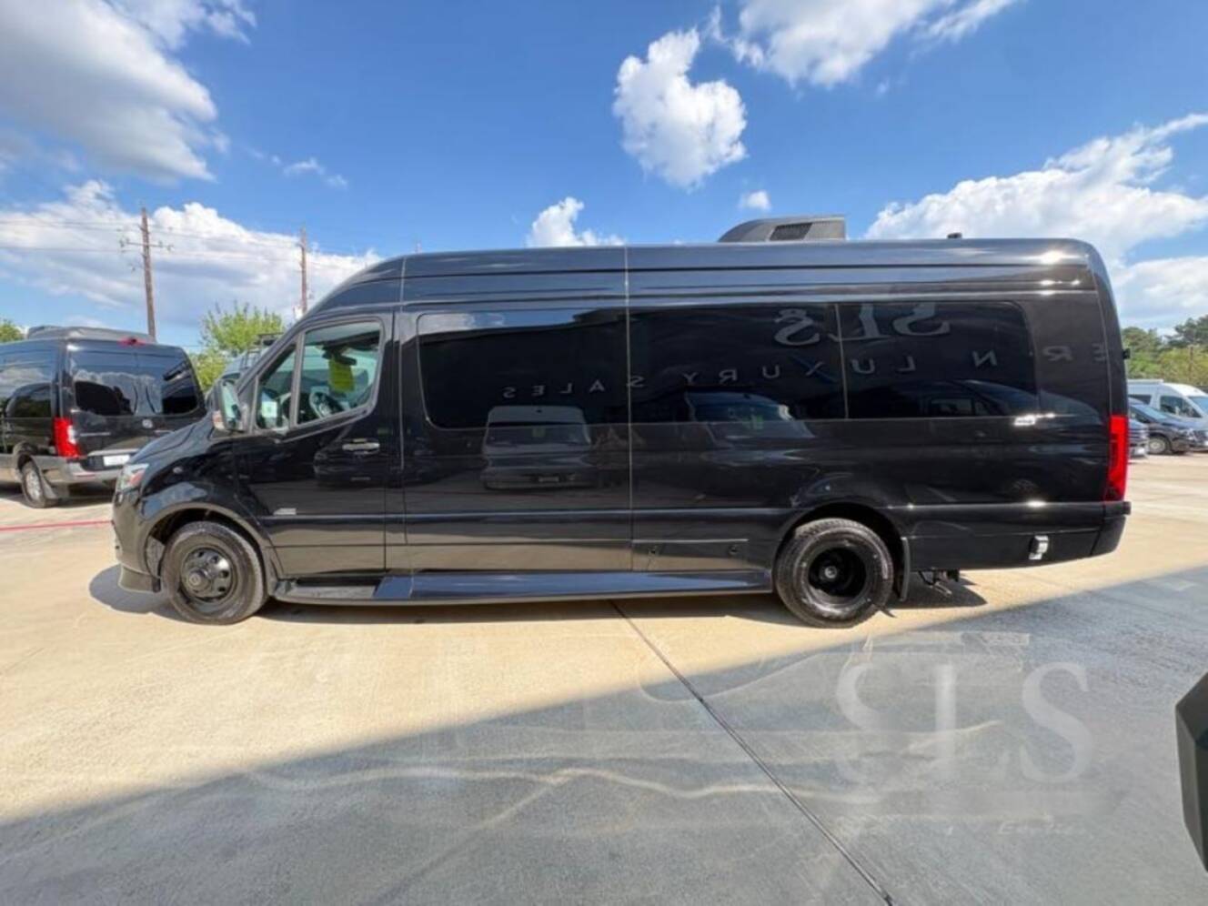A photo of this 2027 Midwest Automotive Designs Luxe Cruiser D6 Full