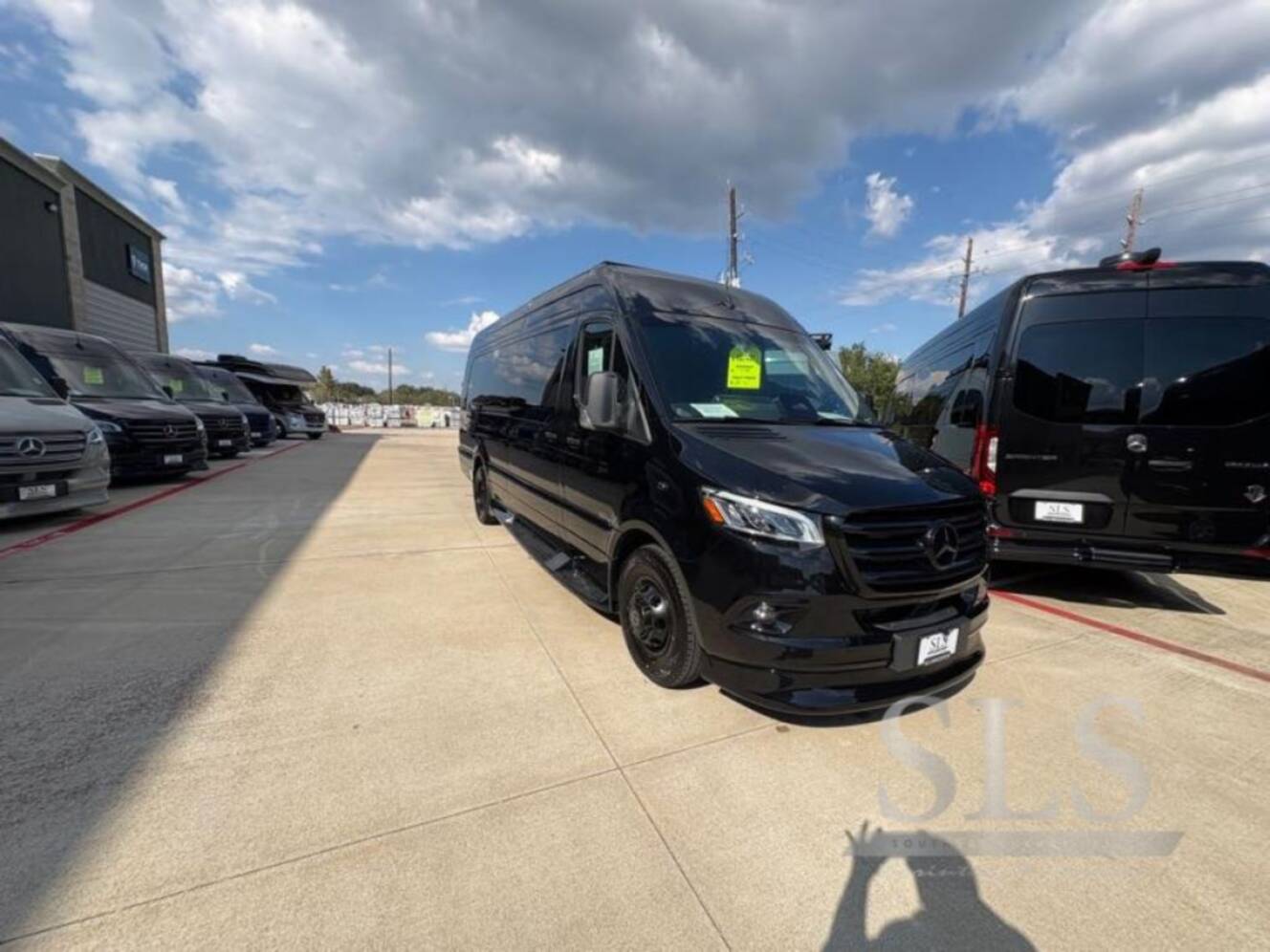 A photo of this 2027 Midwest Automotive Designs Luxe Cruiser D6 Full