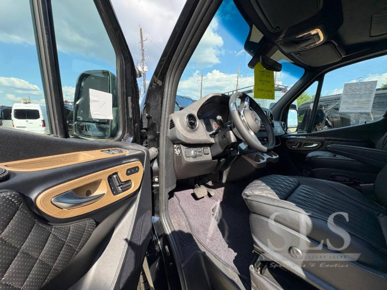 A photo of this 2027 Midwest Automotive Designs Luxe Cruiser D6 Full