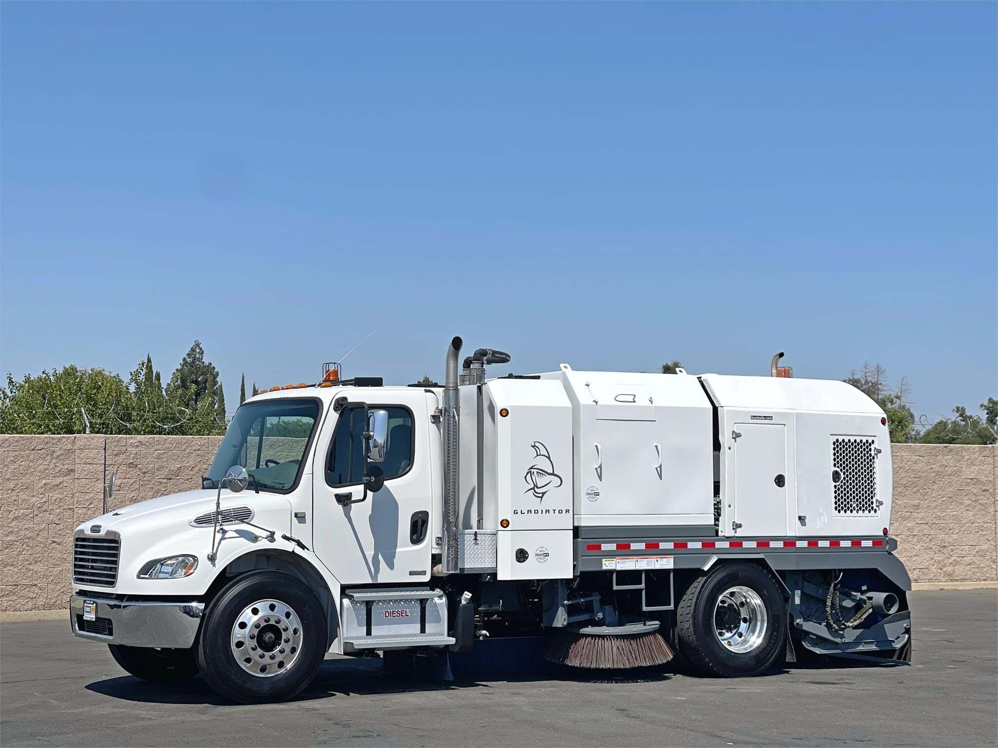 2011 FREIGHTLINER BUSINESS CLASS M2 106 in Sacramento, CA