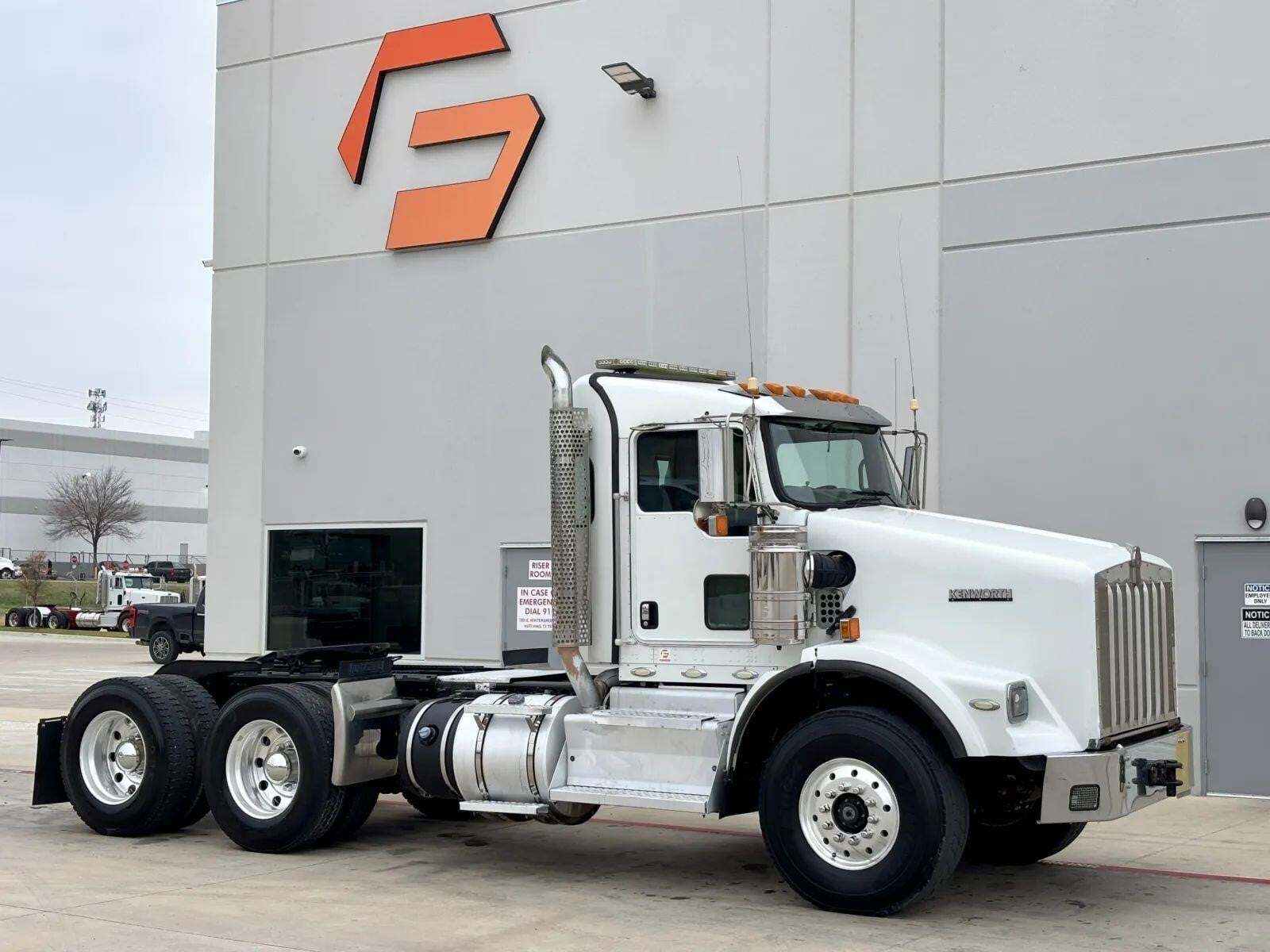 2013 KENWORTH T800 in Hutchins, TX