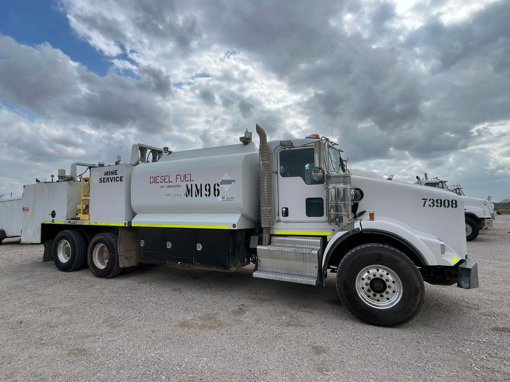 2013 KENWORTH T800 in Brookshire, TX